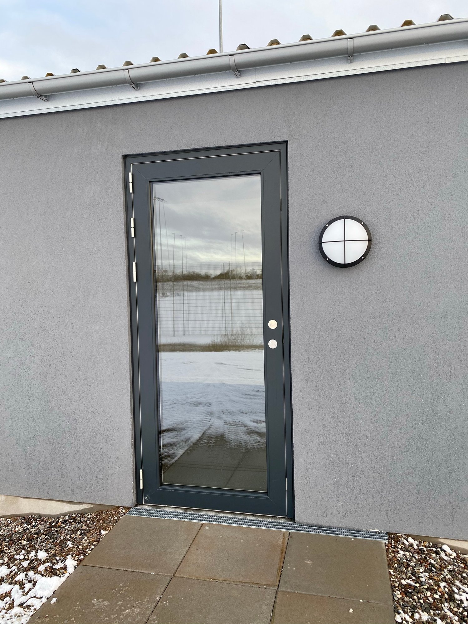Udskiftet glasdør med træramme